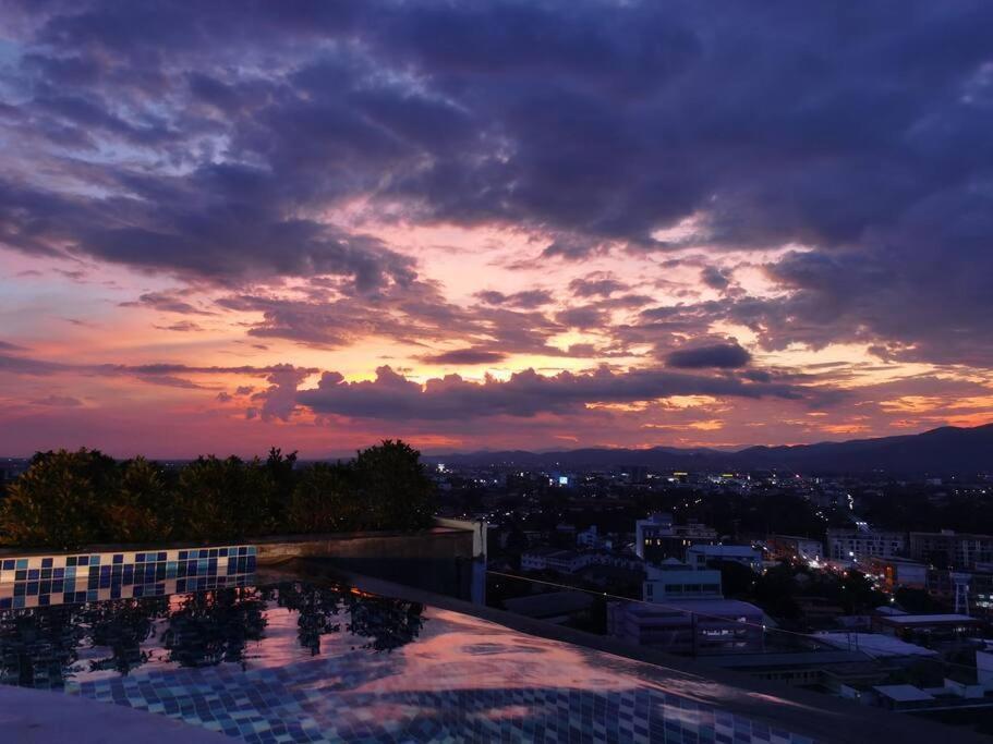 Modern Style Room With Sky Pool 古城边天际泳池公寓 Chiang Mai Buitenkant foto