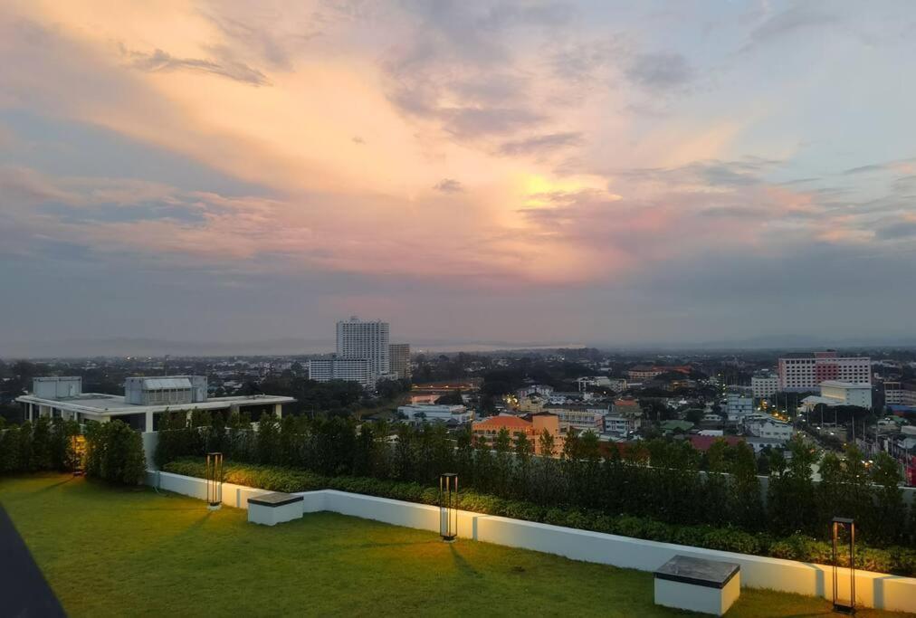 Modern Style Room With Sky Pool 古城边天际泳池公寓 Chiang Mai Buitenkant foto