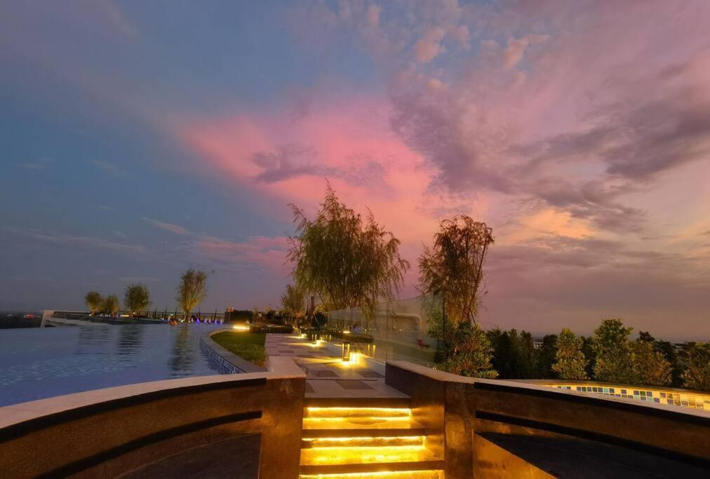 Modern Style Room With Sky Pool 古城边天际泳池公寓 Chiang Mai Buitenkant foto