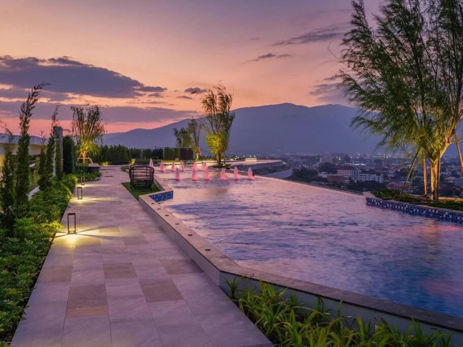 Modern Style Room With Sky Pool 古城边天际泳池公寓 Chiang Mai Buitenkant foto