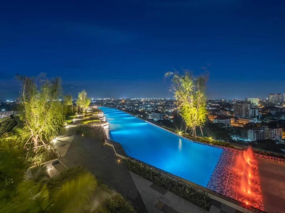 Modern Style Room With Sky Pool 古城边天际泳池公寓 Chiang Mai Buitenkant foto