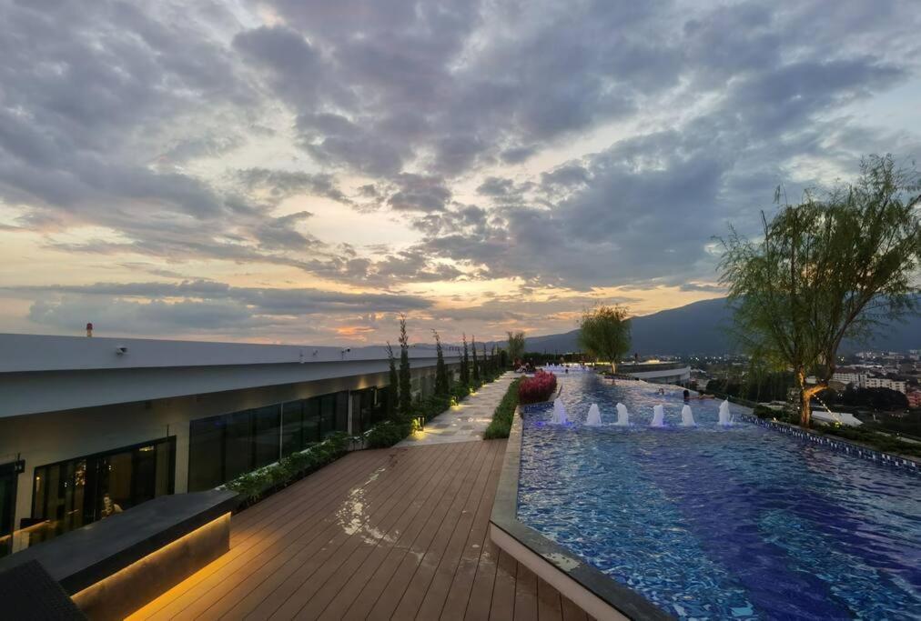 Modern Style Room With Sky Pool 古城边天际泳池公寓 Chiang Mai Buitenkant foto