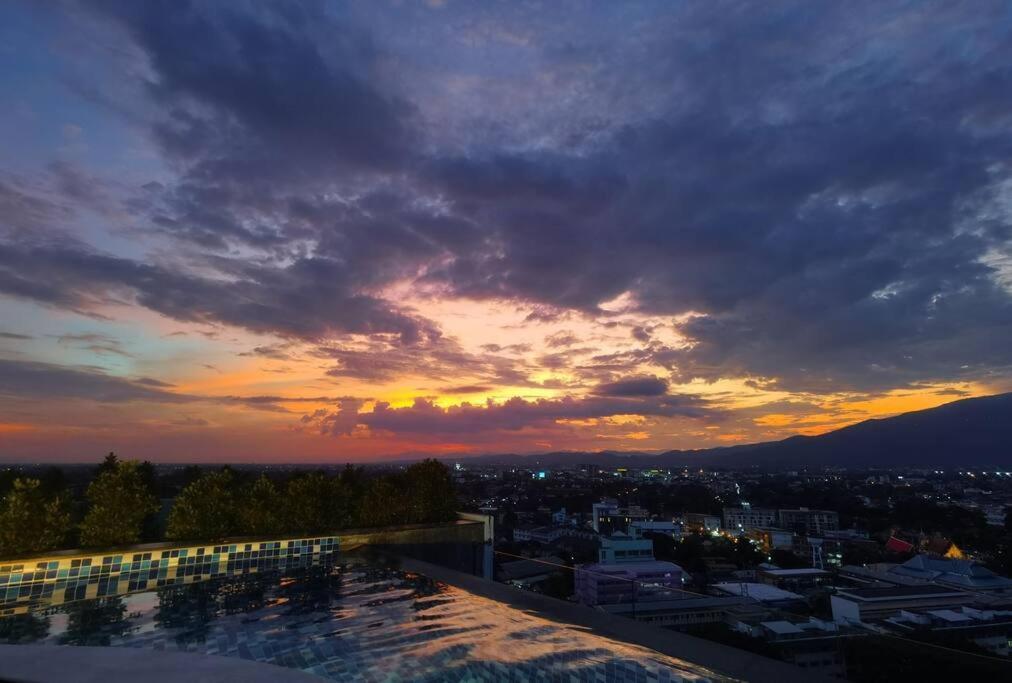 Modern Style Room With Sky Pool 古城边天际泳池公寓 Chiang Mai Buitenkant foto