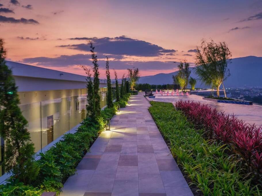 Modern Style Room With Sky Pool 古城边天际泳池公寓 Chiang Mai Buitenkant foto