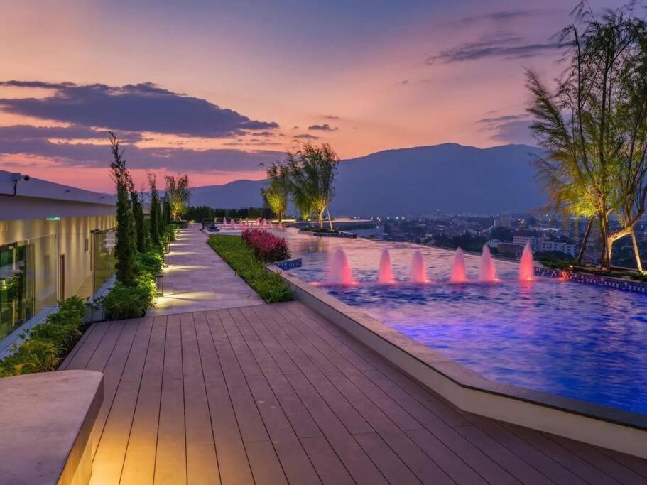 Modern Style Room With Sky Pool 古城边天际泳池公寓 Chiang Mai Buitenkant foto